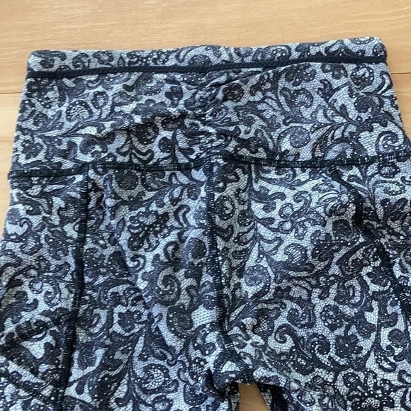 LULULEMON Outrun Crop Black Lace Mesh Print Size 6 - Picture 4 of 10